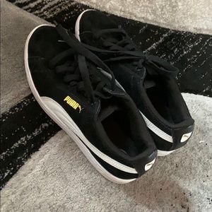Black velvet puma sneakers